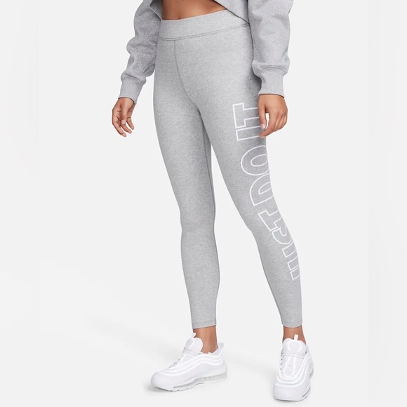 Nike Sportswear Classics
Women's Graphic High-Waisted Leggings - Picture 3 of 7
